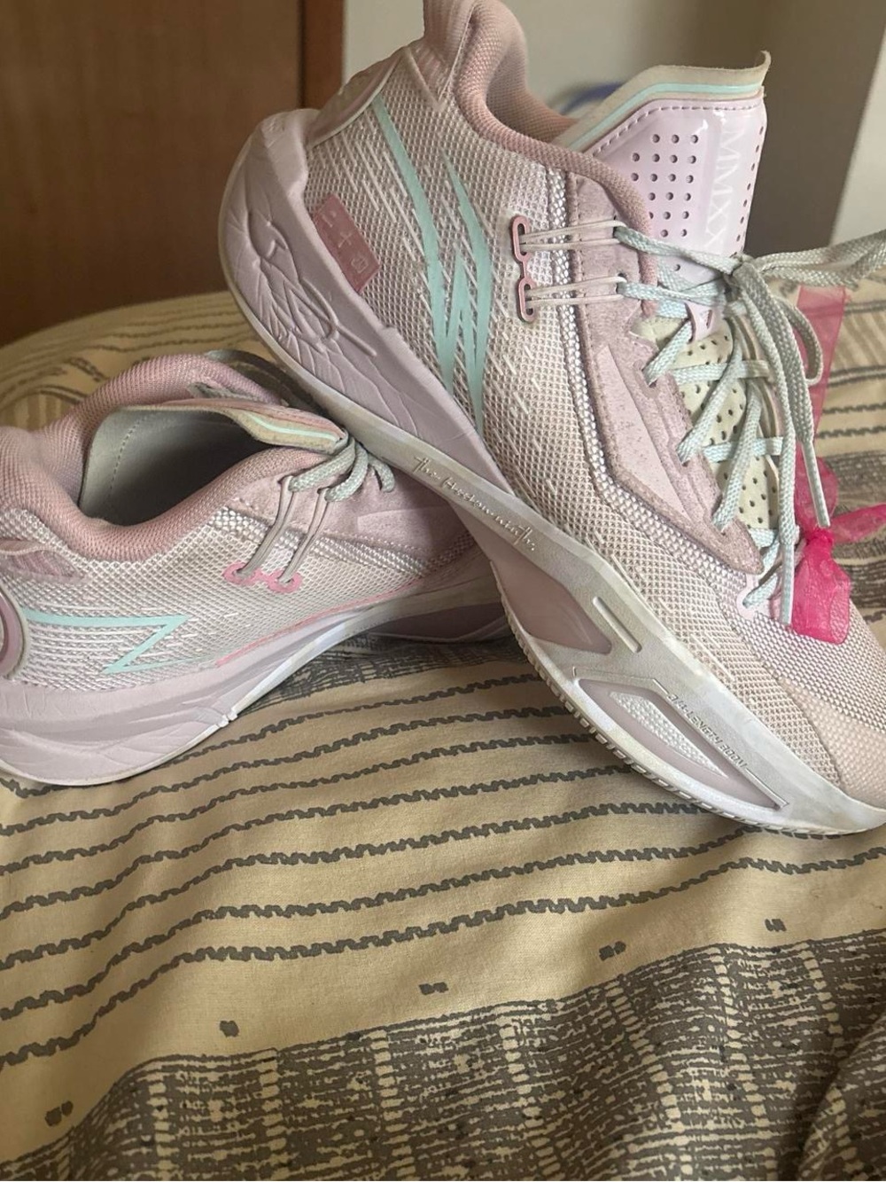 Way of wade Fission 9 basketball shoes
Color: Spring Equinox
Size: 9.5 women’s